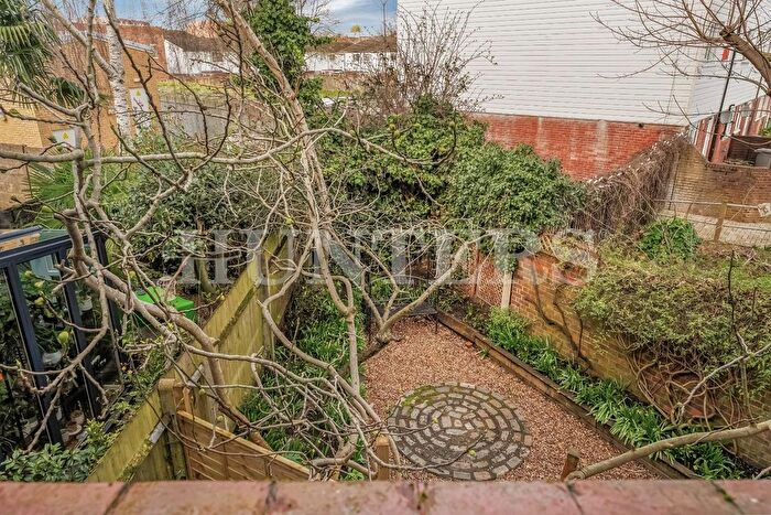 2 Bedroom Flat For Sale In Roslyn Road, London, N15