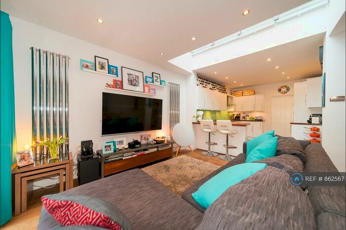 2 Bedroom Flat To Rent In Laitwood Road, London, SW12