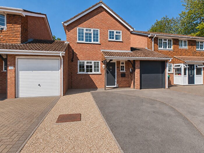 3 Bedroom Link Detached House For Sale In Forest Drive, Chineham, Basingstoke, Hampshire, RG24
