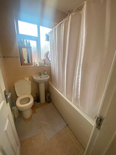 Block Of Flats To Rent In Hyde Terrace, Leeds, LS2