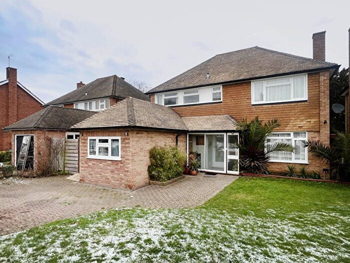 4 Bedroom Semi Detached House To Rent In Cleveland Gardens, Worcester Park, KT4