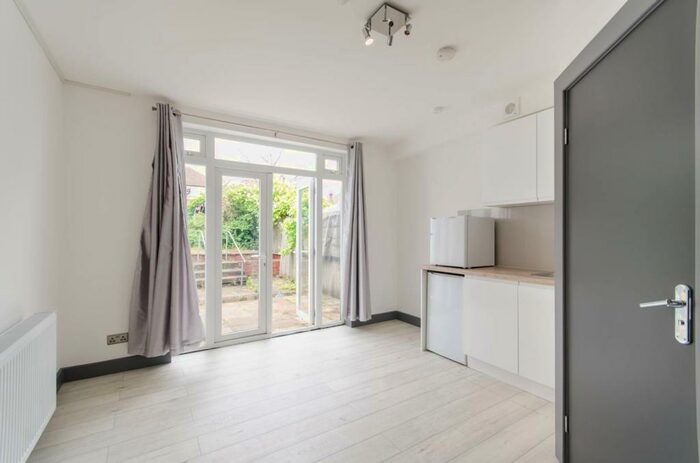Studio To Rent In Dollis Hill Lane, Dollis Hill, London, NW2