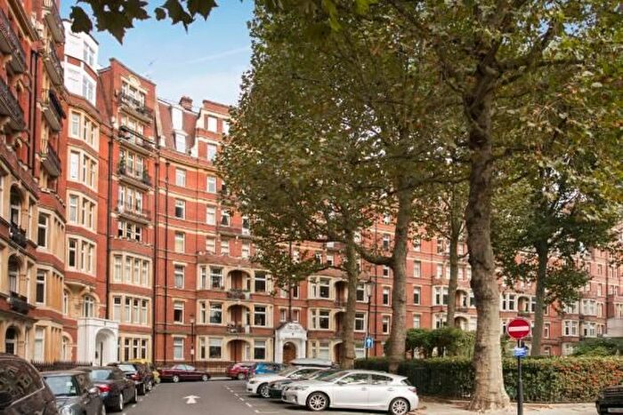 3 Bedroom Flat To Rent In Iverna Court, London, W8