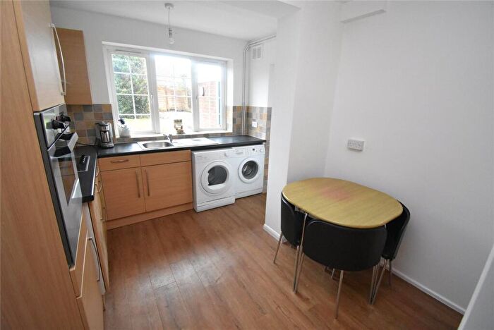 2 Bedroom Bungalow For Sale In Canberra Gardens, Luton, Bedfordshire, LU3