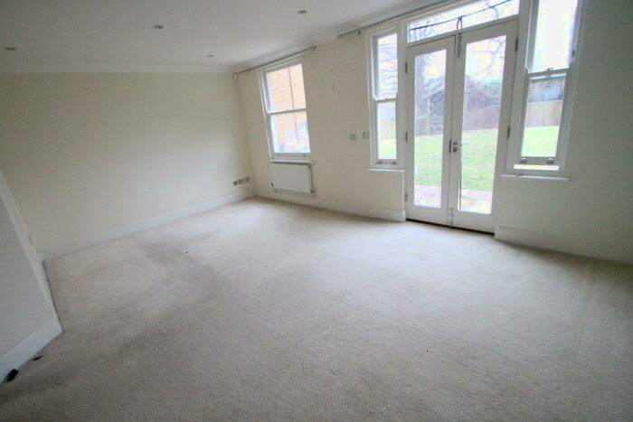 2 Bedroom Flat To Rent In Glebe Knoll, Beckenham Lane, Shortlands, BR2