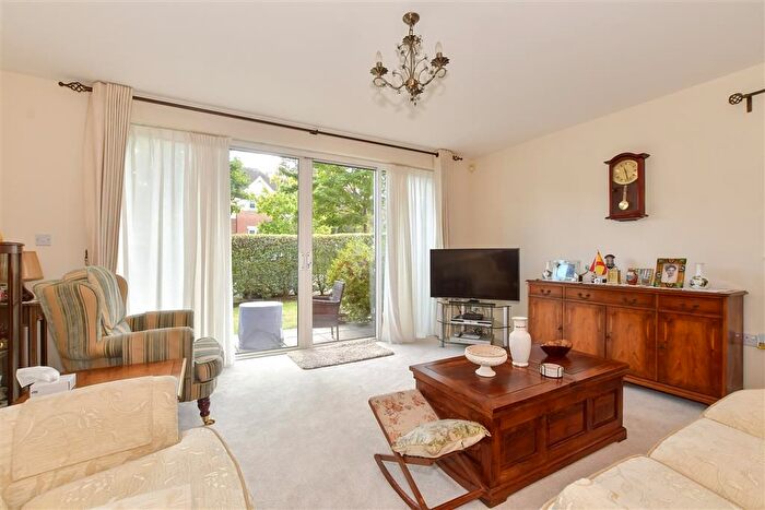 2 Bedroom Flat For Sale In Hill View, Dorking, Surrey, RH4