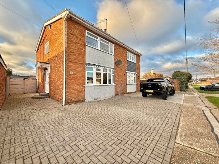 3 Bedroom Semi Detached House For Sale In Kitkatts Road, Canvey Island, SS8
