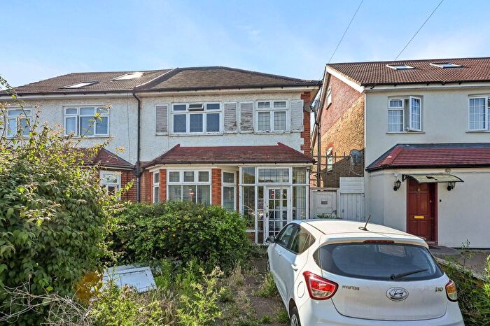3 Bedroom Property For Sale In The Crescent, Acton, W3