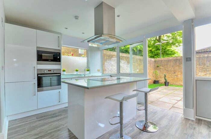 3 Bedroom Bungalow To Rent In Oborne Close, Herne Hill, London, SE24