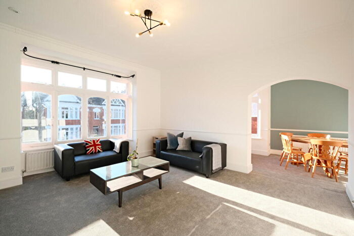 3 Bedroom Flat To Rent In Compton Road, Winchmore Hill, N21