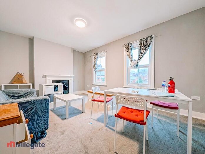 3 Bedroom Flat To Rent In The Grove, Reading, RG1