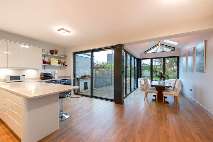 5 Bedroom Semi Detached House To Rent In Burleigh Gardens, London, N14