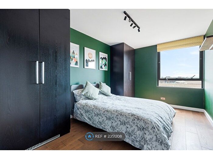 2 Bedroom Flat To Rent In Bramlands Close, London, SW11
