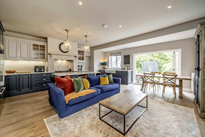 4 Bedroom Flat To Rent In Chelmsford Square, Kensal Rise, NW10