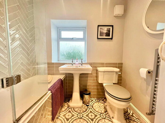 2 Bedroom Cottage For Sale In Barwick In Elmet, The Cross, Leeds, LS15