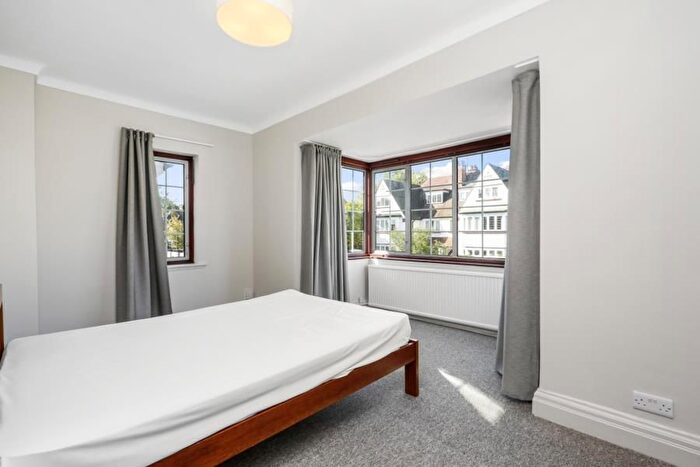 3 Bedroom Flat To Rent In West Heath Drive, Golders Green, London, NW11