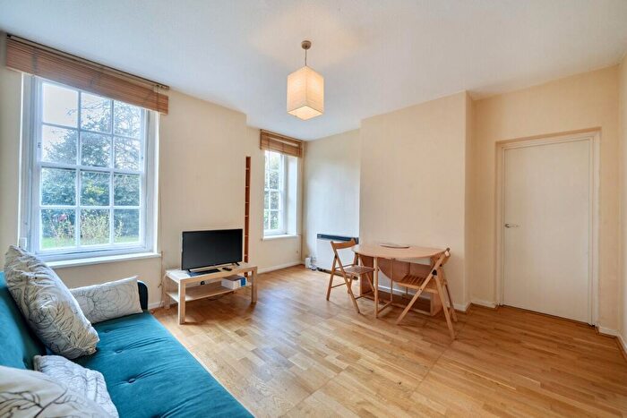 3 Bedroom Flat For Sale In Vicarage Crescent, London, SW11