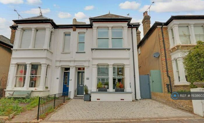 3 Bedroom Semi-Detached House To Rent In Leigh-On-Sea, Leigh-On-Sea, SS9