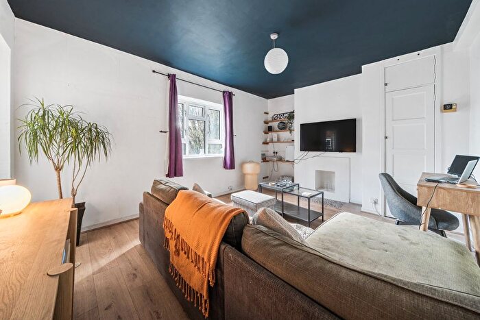 2 Bedroom Flat For Sale In Edensor Gardens, Chiswick, London, W4