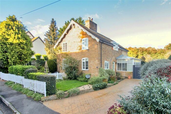 3 Bedroom Semi-Detached House For Sale In London Road, Farningham, Dartford, Kent, DA4