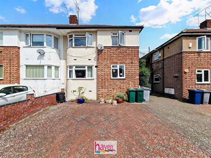 2 Bedroom Maisonette For Sale In Avondale Avenue, East Barnet, EN4