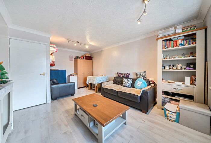 2 Bedroom Flat For Sale In Angles Road, London, SW16