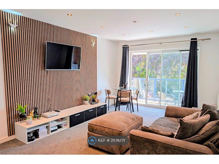 2 Bedroom Flat To Rent In Beechcroft, Bournemouth, BH1