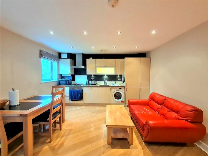 2 Bedroom Flat For Sale In Battersea Park Road, London, SW11