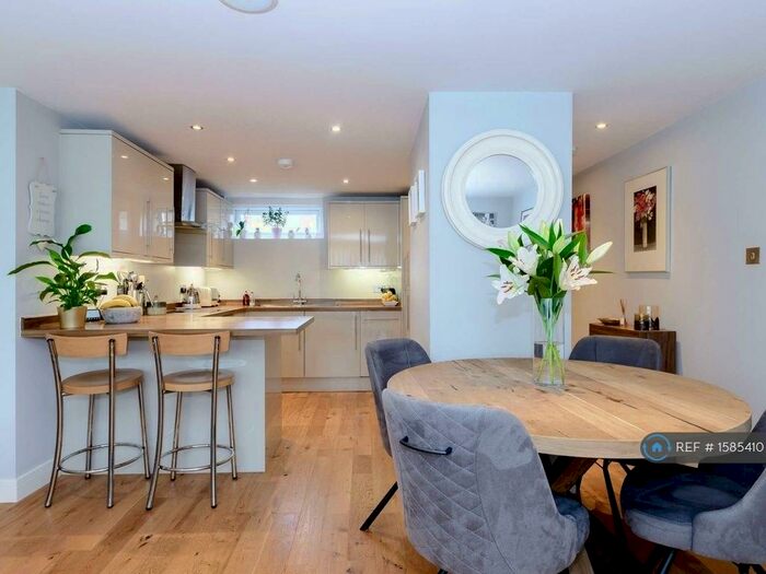 2 Bedroom Flat To Rent In Dormans Close, Northwood, HA6