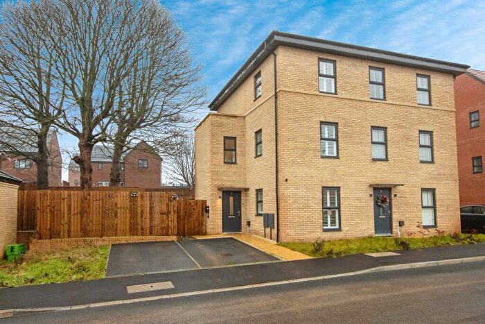 3 Bedroom Semi Detached House For Sale In Ivy Approach, Seacroft, Leeds, LS14