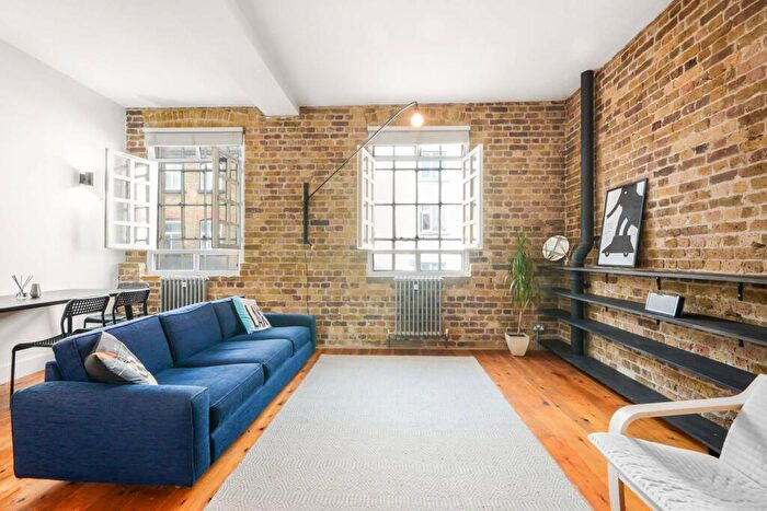 3 Bedroom Flat To Rent In Surrey Square, Elephant And Castle, London, SE17