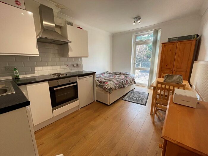 Flat To Rent In Manstone Road, Kilburn, NW2