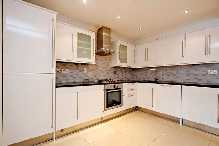 2 Bedroom Flat To Rent In Copperfield Road, Mile End, London, E3