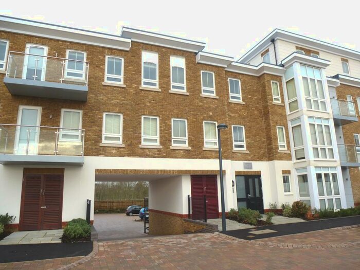 2 Bedroom Apartment To Rent In Kingfisher Drive, Maidenhead, SL6