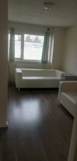 1 Bedroom Flat To Rent In Trefusis Court, Cranford, TW5