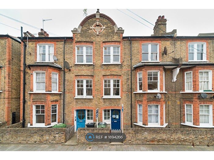 3 Bedroom Flat To Rent In Cato Road, London, SW4