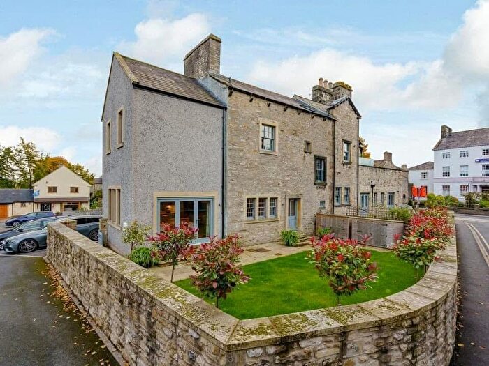 3 Bedroom House For Sale In Chapel Street, Settle, BD24