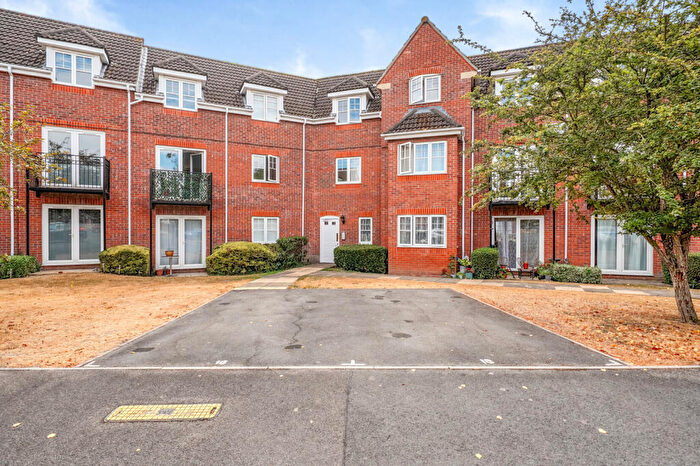 2 Bedroom Apartment For Sale In Hawthorne Close, Thatcham, Berkshire, RG18
