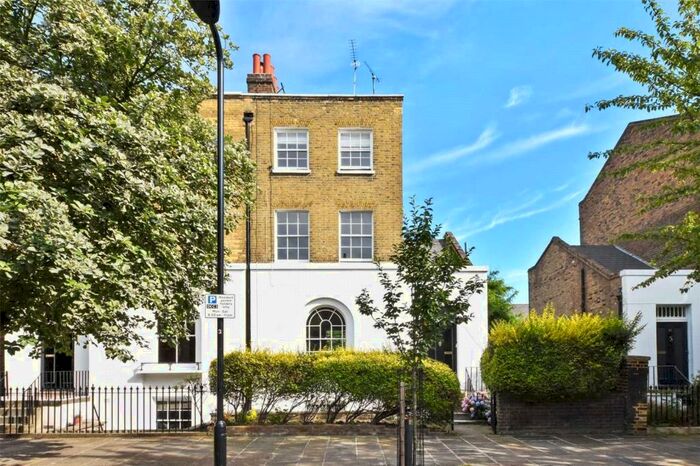 2 Bedroom Flat To Rent In Sutton Place, London, E9