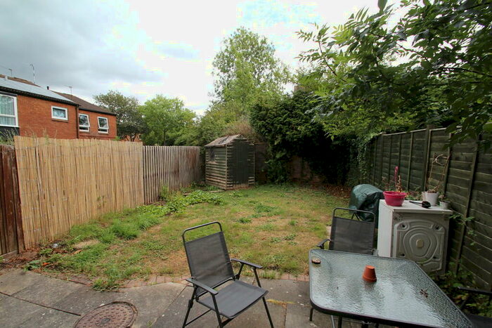 3 Bedroom Semi-Detached House To Rent In Larchwood Close, Leicester, LE2