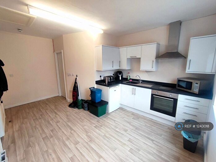 1 Bedroom Flat To Rent In Bampton Street, Tiverton, EX16