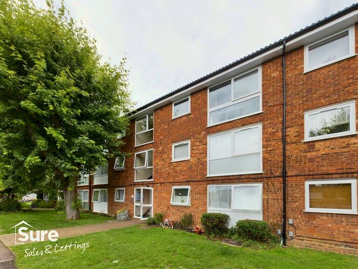 2 Bedroom Flat To Rent In Chenies Court, Hemel Hempstead, Hertfordshire, HP2