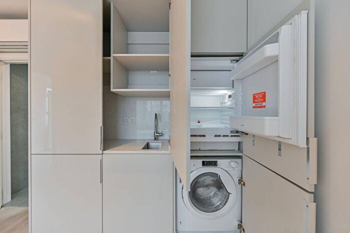 Studio To Rent In Hounslow Avenue, Hounslow, TW3