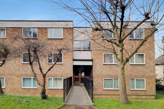 2 Bedroom Flat To Rent In Reddington Close, South Croydon, CR2