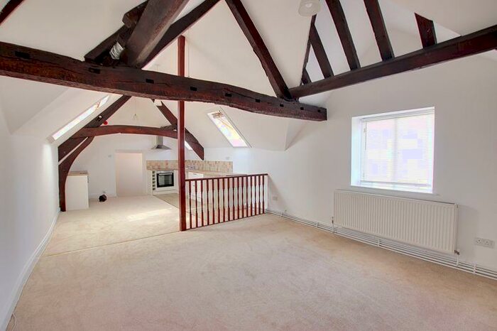 2 Bedroom Flat To Rent In Hill Street, Trowbridge, BA14