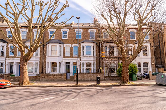 3 Bedroom Flat For Sale In Hanley Road, Stroud Green, N4