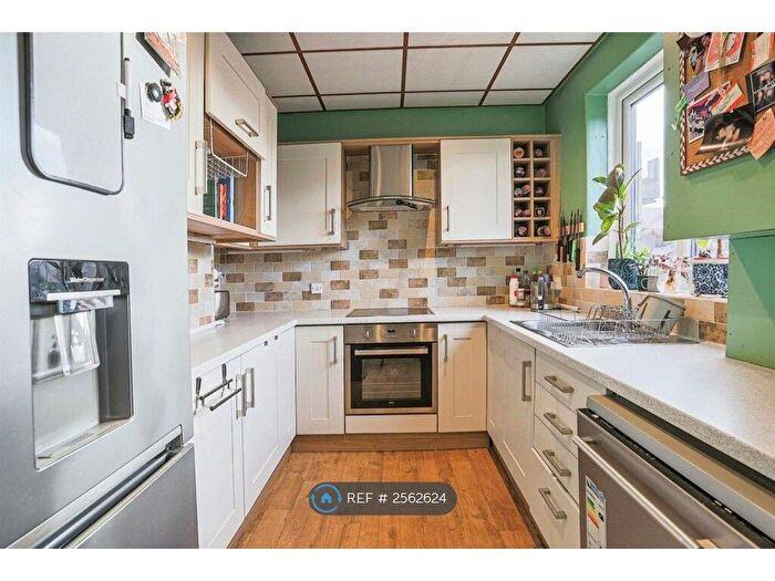 3 Bedroom Terraced House To Rent In Thornleigh Mount, Leeds, LS9