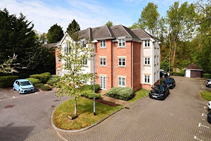 1 Bedroom Flat For Sale In John Norman Grove, Lightwater, Surrey, GU18