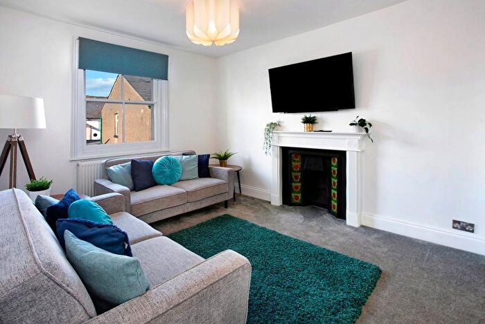 2 Bedroom Flat To Rent In First Floor Flat, Dagmar Street, TQ14