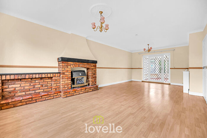 3 Bedroom Semi-Detached House For Sale In Findlay Crescent, New Waltham, DN36